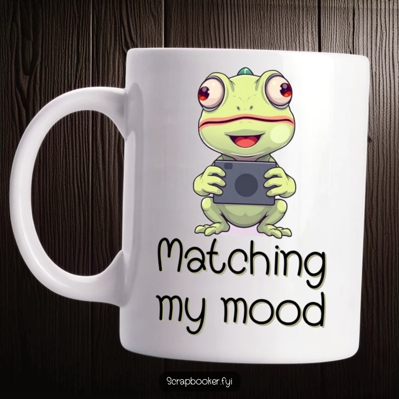 Funny chameleon mug shows a beaming chameleon happily placing a photograph, ideal for photo enthusiasts and as a funny gift.